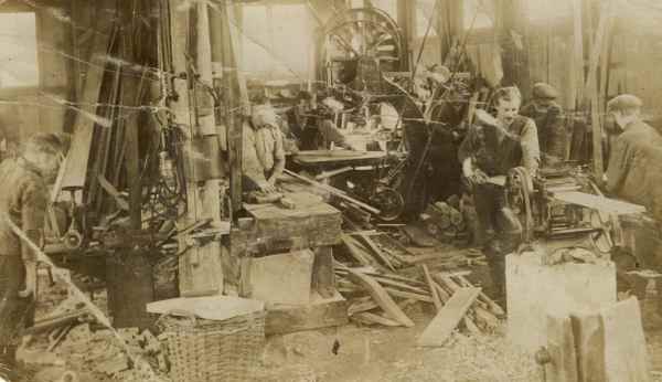 Het interieur van de fabriek van de Firma Willem Bakker in de Begine . Van links naar rechts Tjamke de Harder , Jan van der Heide , Douwe en Ysbrand Kramer , Sibbele Bakker en Twee onbekenden (± +1920 ).